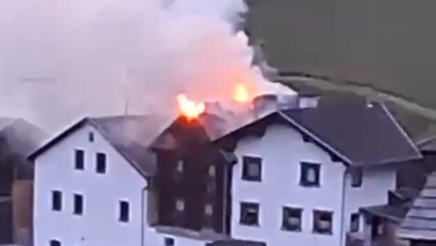 Gegen 21.15 Uhr war der Brand ausgebrochen. (Bild: ZOOM Tirol)