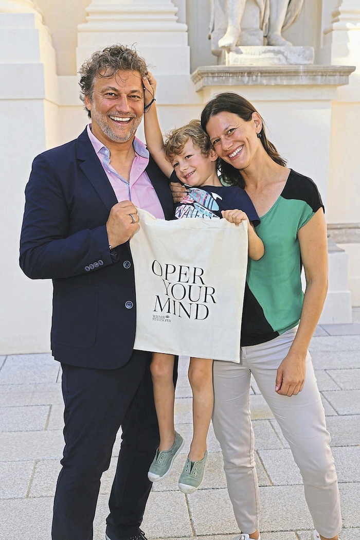 Opernsänger Jonas Kaufmann mit Gattin und Regisseurin Christiane Lutz und Sohnemann Valentin ...