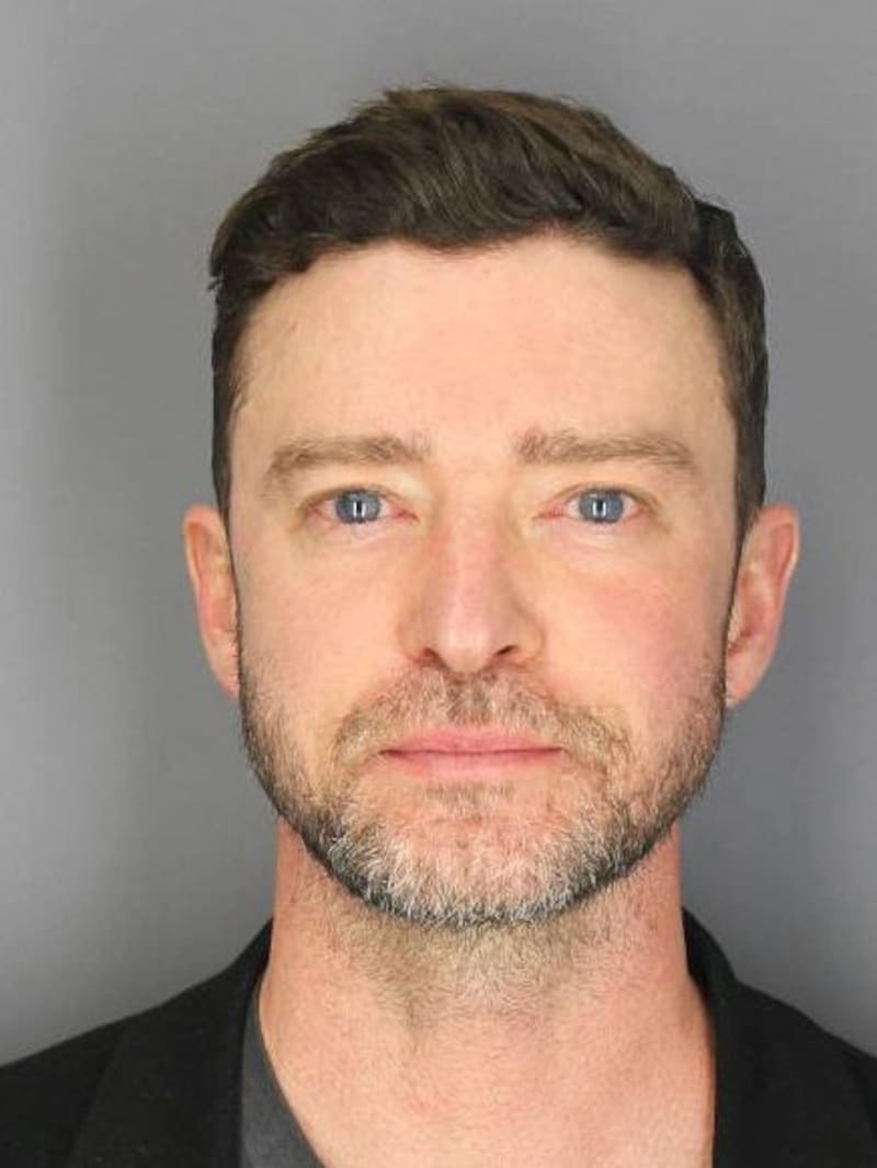 A hivatalos rendőrségi fotón Timberlake üveges, véreres szemekkel néz a kamerába. Azt mondja, "csak egy martinit ivott". (Bild: APA/SAG HARBOR POLICE DEPARTMENT / AFP)