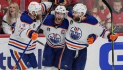 Connor McDavid (Mi.) (Bild: AP/Associated Press)