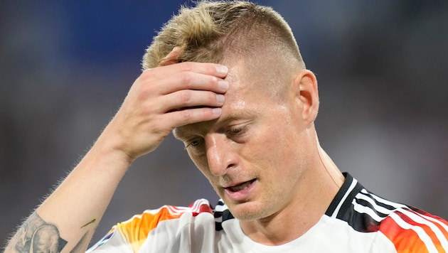 Tonis Kroos can't believe it. (Bild: AP ( via APA) Austria Presse Agentur/ASSOCIATED PRESS)