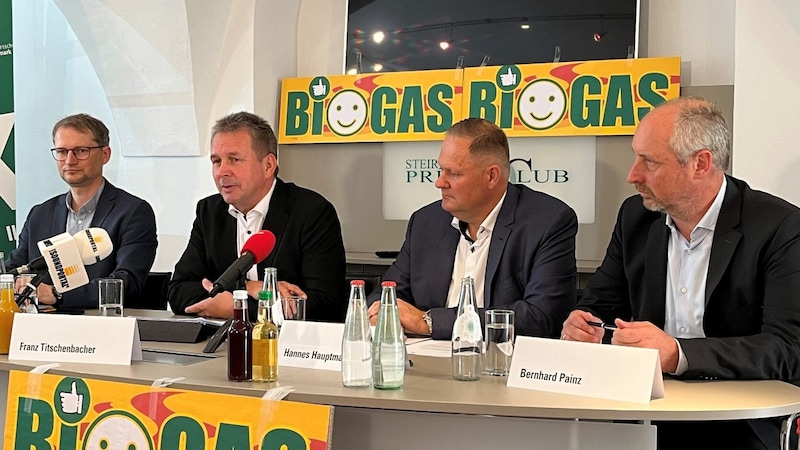 Schulterschluss für das Erneuerbare-Gas-Gesetz: Johannes Wahlmüller (Global 2000), Franz Titschenbacher (LK Steiermark), Hannes Hauptmann (Sprecher steirische Biogas-Anlagen), Bernhard Painz (Austrian Gas Grid Management) (v. li.)  (Bild: Baumgartner)