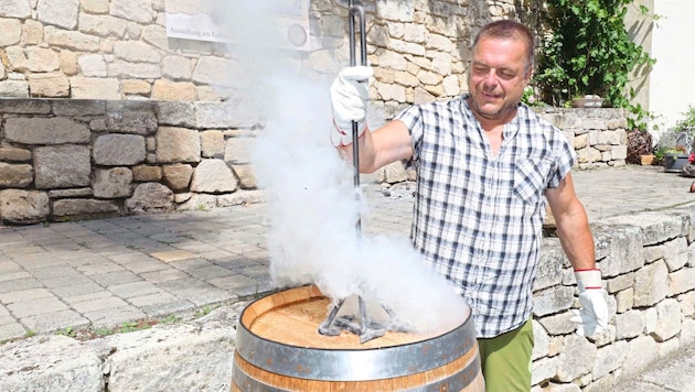 Günter Triebaumer has branded a wine barrel with the historical brand. (Bild: Reinhard Judt)