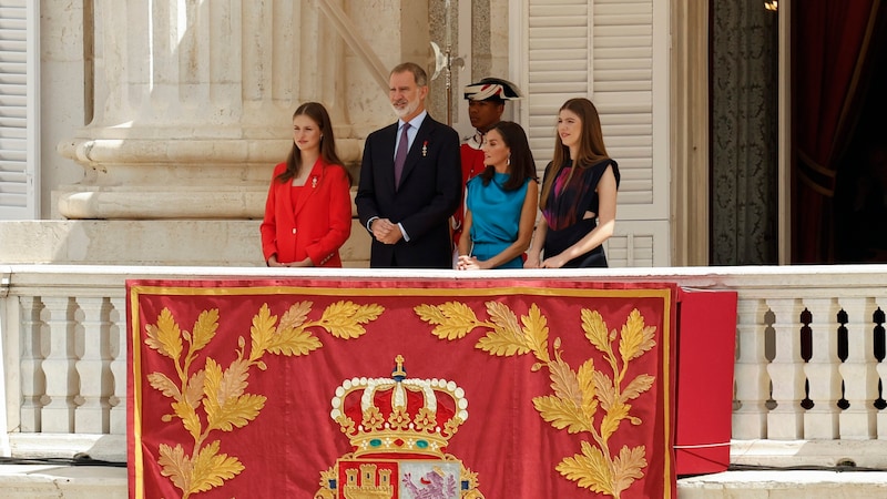 Ein Auftritt der Königsfamilie am Balkon ist bei den spanischen Royals im Gegensatz zur britischen Royal Family eine Seltenheit. (Bild: APA/Juan Medina/Pool Photo via AP)