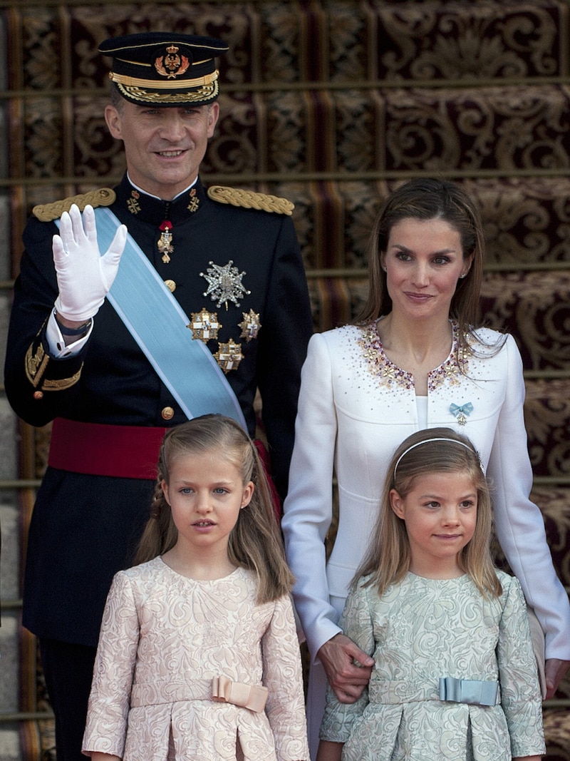 Kinder, wie die Zeit vergeht: König Felipe und Königin Letizia mit ihren Töchtern bei der Inthronisierung am 19. Juni 2014 (Bild: APA/AFP/Jorge Guerrero)