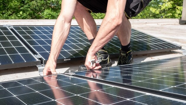 Güneş enerjisi patlaması, elektrik şebekelerinin yanı sıra depolama tesislerinin de genişletilmesini gerektiriyor. (Bild: Hansesun)