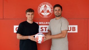 Moritz Eder (li.) mit GAK-Sportdirektor Dieter Elsneg.