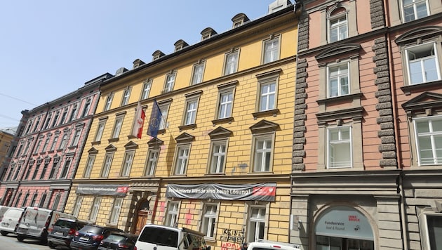 Die Fassade der ÖVP-Zentrale in Innsbruck, zuletzt Schauplatz eines Protests des Vereines gegen Tierfabriken, soll in Kürze renoviert werden. (Bild: Birbaumer Christof)