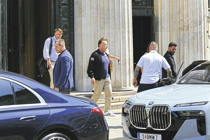 Brown hair, a gray beard and a fine cigarette: the superstar doesn't seem to have changed.