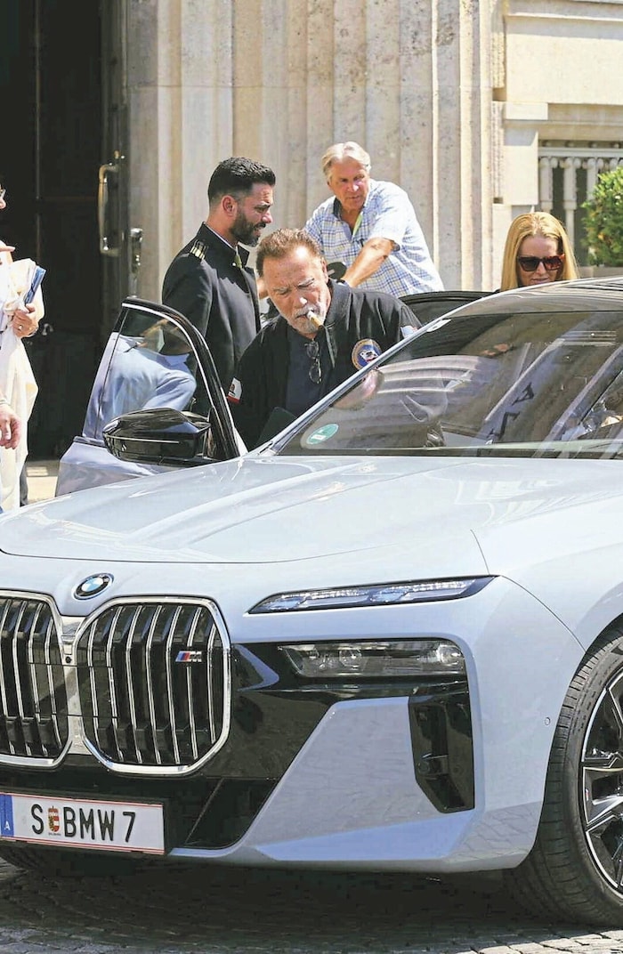 Arnie normally cycles through Vienna on his e-bike. This time it was probably too hot.