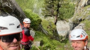 Die Ginzlinger Bergretter seilten sich in steilem Gelände zu den Tieren ab. (Bild: Bergrettung Ginzling)