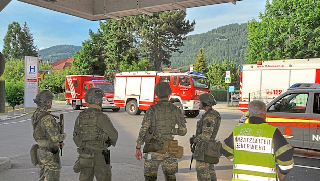 Soldiers, doctors, nursing staff and firefighters took part in the exercise scenario in Friesach. (Bild: Bundesheer/Martin Eiper)