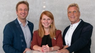 Nach der Insolvenz arbeitet Melanie Hofinger  – hier mit den Gründern Claus Jungkunz (l.) und Walter Pohl – jetzt bei „con tour“. (Bild: Bernadett Gumpenberger)