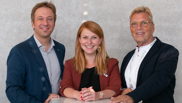 After the insolvency, Melanie Hofinger - here with the founders Claus Jungkunz (left) and Walter Pohl - now works at "con tour". (Bild: Bernadett Gumpenberger)