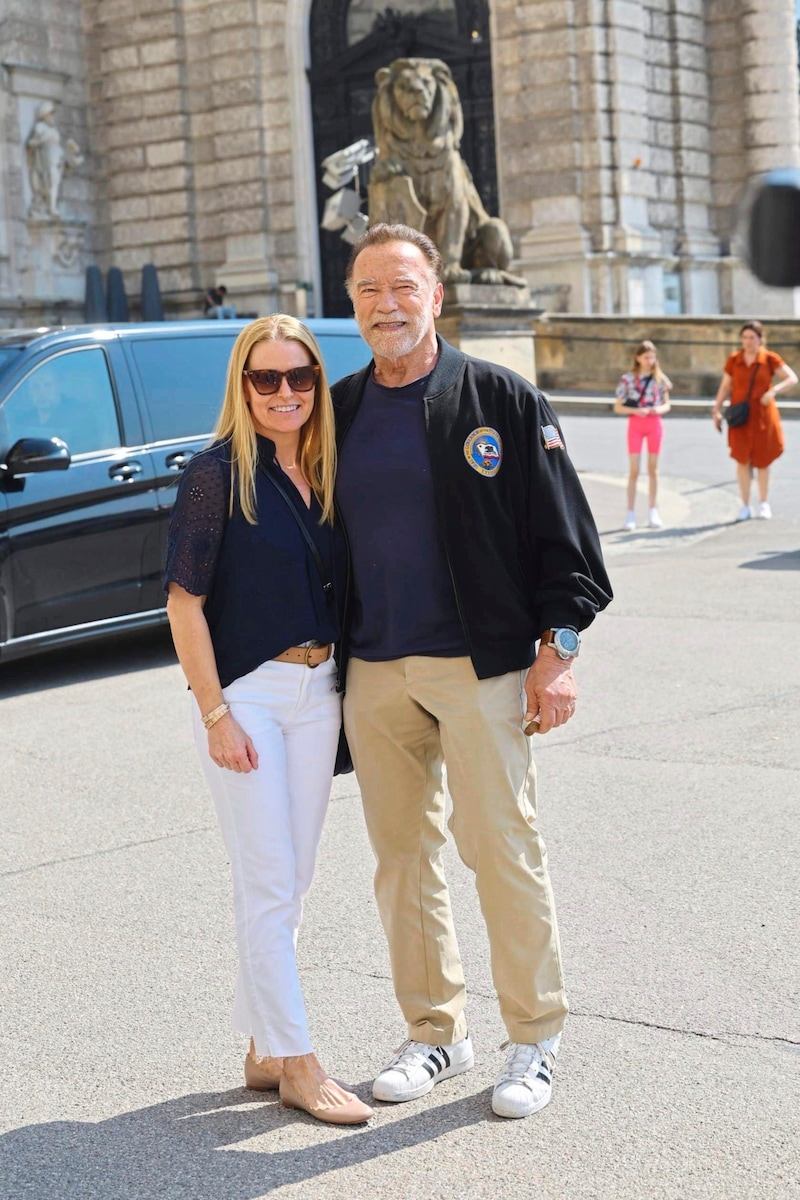 Schwarzenegger mit seiner Partnerin Heather Milligan vor der Hofburg am Mittwoch (Bild: Starpix)