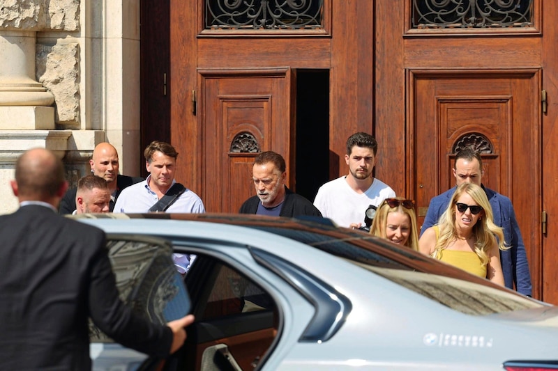 Arnie Viyana'da. Terminatör nerede ortaya çıkarsa çıksın, her zaman bir kalabalık olur. (Bild: Starpix)