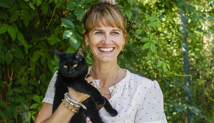 Tierheimleiterin Marlies Lochmann mit einer der Seniorenkatzen.