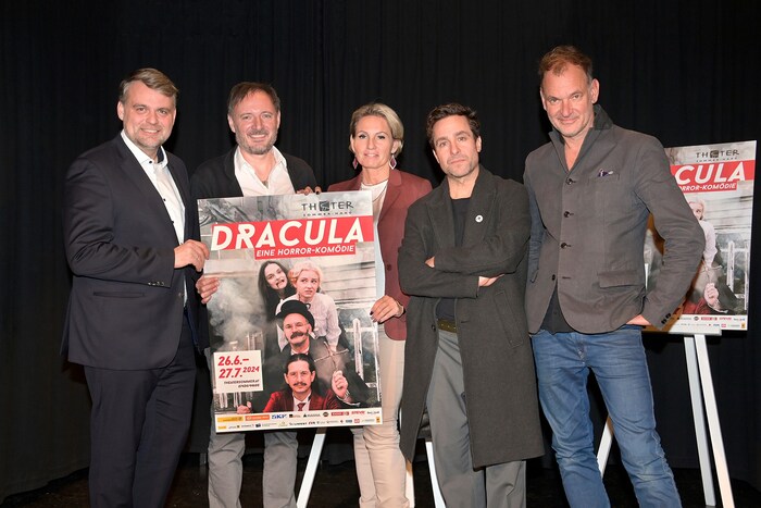 Freuen sich schon auf die Horror-Komödie „Dracula“ beim Theatersommer Haag: Bürgermeister Lukas ...