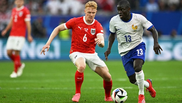 Nicolas Seiwald im Duell mit N‘Golo Kante.  (Bild: AFP/APA/OZAN KOSE)