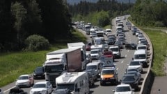 Die Autokolonnen auf der A10 kommen nur langsam wieder in Fahrt (Bild: Andreas Tröster)