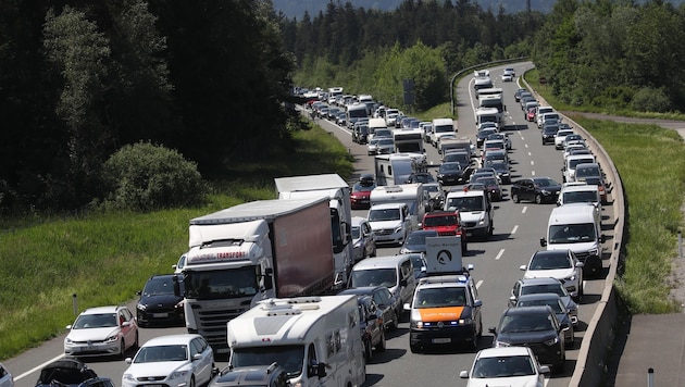 The convoys of cars on the A10 are only slowly getting going again (Bild: Andreas Tröster)