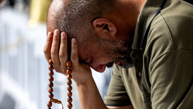 Bir adam bunaltıcı sıcakta dua ediyor. (Bild: APA/AFP)