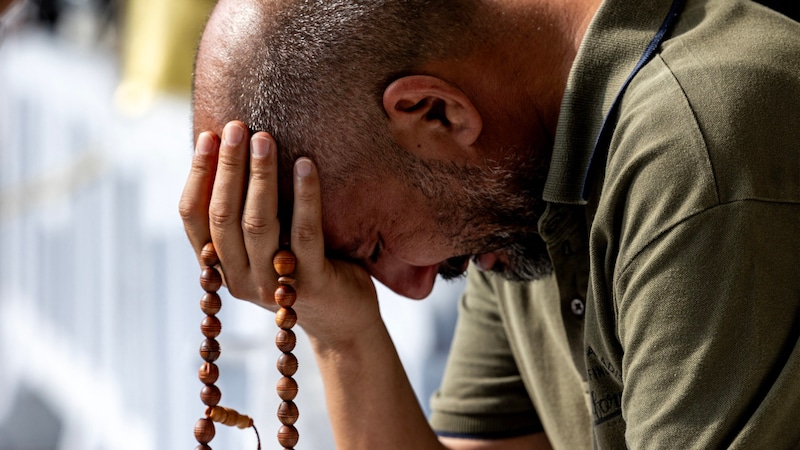 Bir adam bunaltıcı sıcakta dua ediyor. (Bild: APA/AFP)