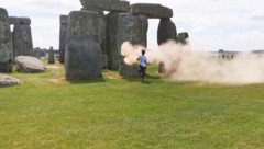 Eine Aktivistin sprüht das weltbekannte Wahrzeichen mit Farbe ein.