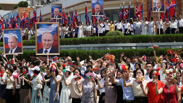 Der russische Präsident Wladimir Putin wurde mit großem Jubel in Nordkorea empfangen. (Bild: APA/AFP/POOL/Gavriil GRIGOROV)