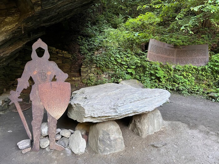 Der Barbarossa-Tisch unter einem auskragenden Felsen.
