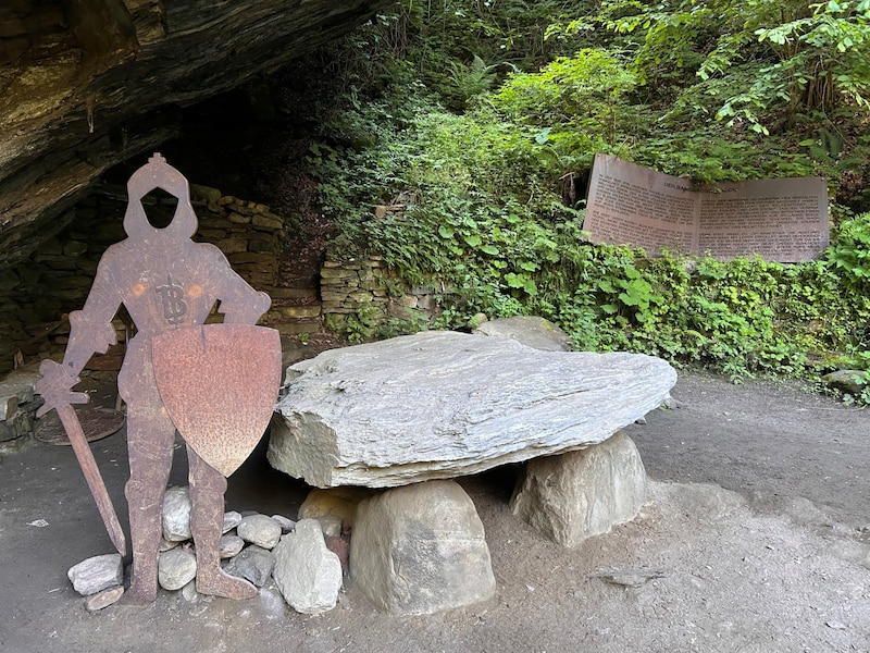 Der Barbarossa-Tisch unter einem auskragenden Felsen. (Bild: Zwickl)