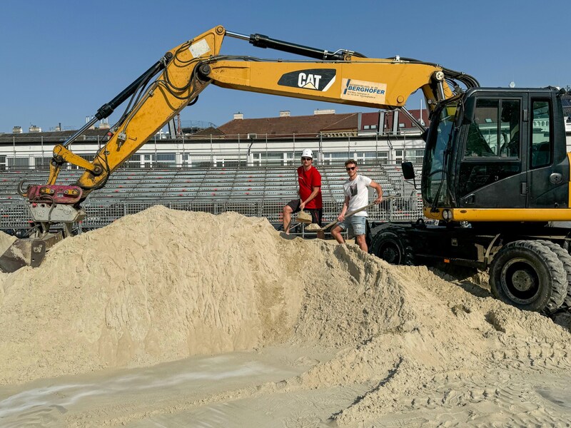 The sand is there - Lukas Maderböck (white shirt) and Jarek Bielski get to work. (Bild: ACTS/Nikki Eysselt)