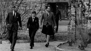 Der britische Prinz Charles (C) kommt mit seinem Vater Prinz Philip, Herzog von Edinburgh (L) ...