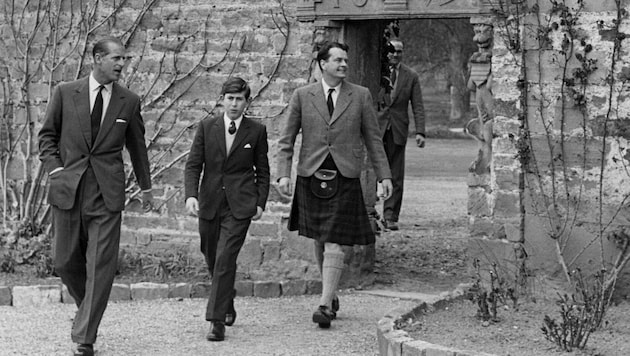Károly brit herceg (C) érkezik édesapjával, Fülöp herceggel, Edinburgh hercegével (L) és Iain Tennant skót üzletemberrel az első napján az Elginben található Gordonstoun iskolába 1962. május 1-jén. (Bild: APA/AFP/PNA)