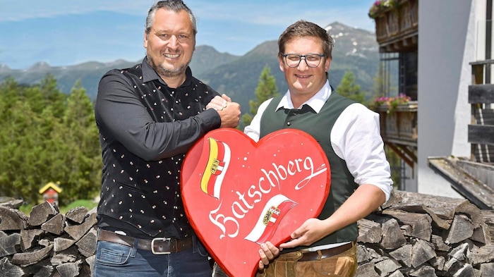 Markus Ramsbacher (left) hands over his position as head of tourism to Patrick Lengdorfer ...