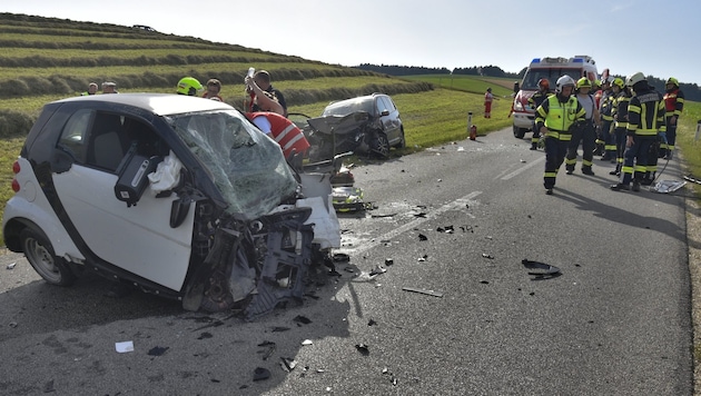 Das Fahrzeug des 59-Jährigen wurde regelrecht zerfetzt. (Bild: FF Andorf)