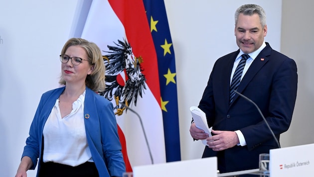 A Nehammer pártelnök vezette ÖVP büntetőfeljelentést tett a környezetvédelmi miniszter ellen. Gewessler demonstratívan nyugodtan áll ehhez. (Bild: APA/ROLAND SCHLAGER)
