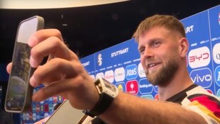 Niclas Füllkrug verteidigte Deutschlands 1:0 vor Journalisten mit einem Foto.