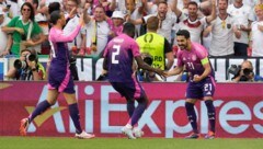 Leroy Sane, Antonio Rüdiger und Ilkay Gündogan (von li. nach re.) jubeln über den nächsten Sieg bei der EURO. (Bild: AP/Darko Vojinovic)