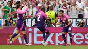 Leroy Sane, Antonio Rüdiger und Ilkay Gündogan (von li. nach re.) jubeln über den nächsten Sieg ...