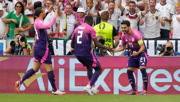 Leroy Sane, Antonio Rüdiger and Ilkay Gündogan (from left to right) celebrate the next victory at the EURO. (Bild: AP/Darko Vojinovic)