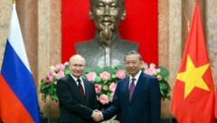 Putin in front of a bust of the Vietnamese revolutionary and statesman Ho Chi Minh. In terms of time in office, the Kremlin leader has already caught up with the Marxist, who determined the fate of his country as prime minister and president for a quarter of a century (1945-1969). (Bild: AP/Kristina Kormilitsyna)