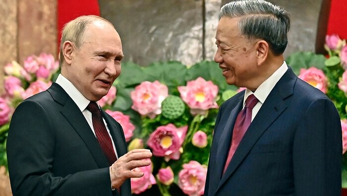 Der blumige Empfang von Gastgeber To Lam zauberte Putin eine Art Lächeln ins Gesicht.