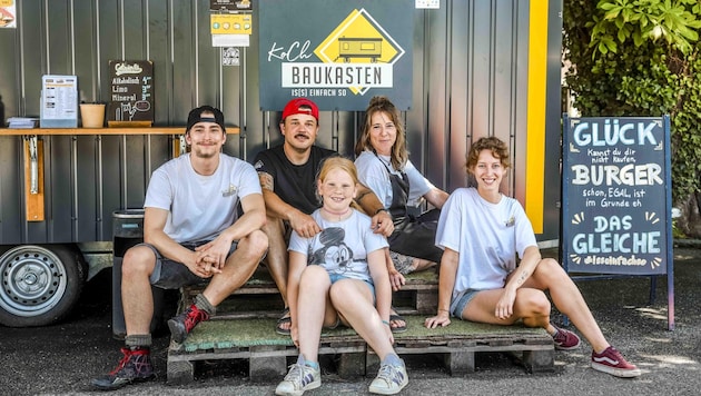 Christoph Koller (2.v.l.) mit seiner Eva und Tochter Hanna und den Mitarbeitern Alex und Jasmin. (Bild: Scharinger Daniel)