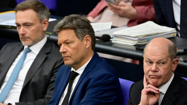 Balról: Christian Lindner német pénzügyminiszter, Robert Habeck gazdasági miniszter és Olaf Scholz szövetségi kancellár. (Bild: AFP/APA/Tobias Schwarz)