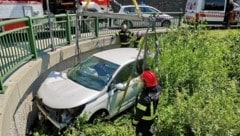 Einige Meter weiter links und das Unfallfahrzeug wäre in der Schwarza gelandet. (Bild: Feuerwehr Gloggnitz-Stadt)