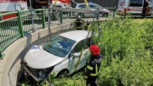 Einige Meter weiter links und das Unfallfahrzeug wäre in der Schwarza gelandet.
