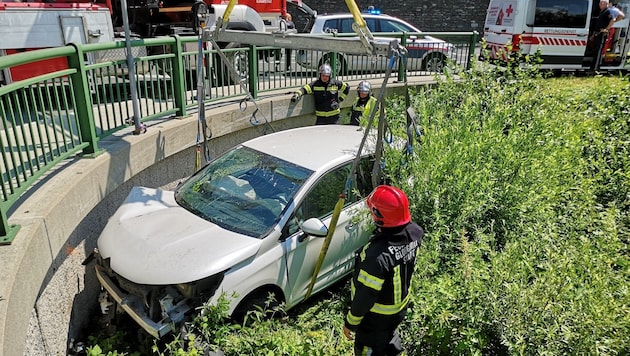 A few meters to the left and the accident vehicle would have ended up in the Schwarza. (Bild: Feuerwehr Gloggnitz-Stadt)