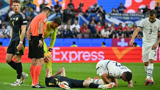 Fabian Schär (2nd from right) broke his nose in a tackle. (Bild: AFP/JAVIER SORIANO)