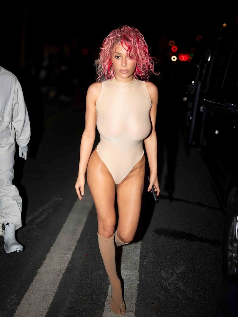 Bianca Censori a nude árnyalatokat kedveli, és melltartó nélkül teszi. (Bild: Photo Press Service/www.PPS.at)